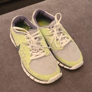 Nike Free Run tennis shoes 👟 size 9